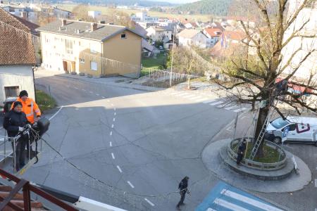 ZAČETEK POSTAVITVE  PRAZNIČNE OKRASITVE PO CERKNICI 05 FOTO LJUBO VUKELIČ